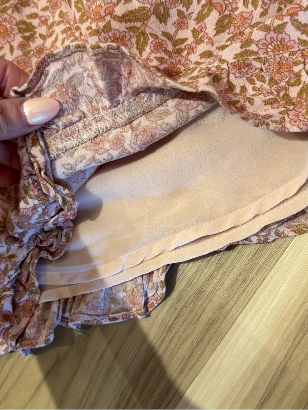 American Eagle Pink and Olive Floral Smocked ruffle bottom shorts medium - Picture 3 of 5